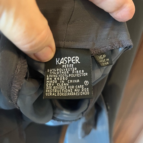 Kasper Gray Women's Two-Piece Suit, Blazer/Jacket with Slacks. Size 16 Petite. - Picture 13 of 13